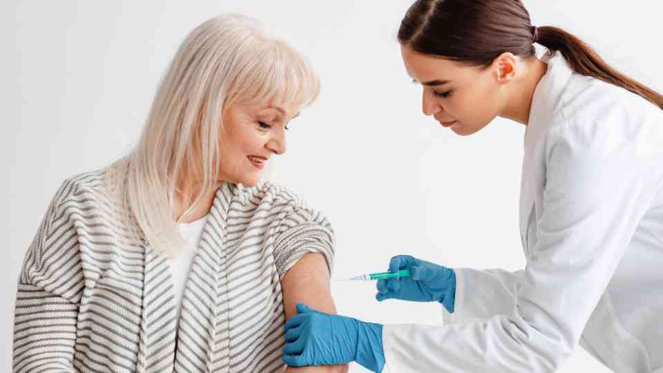 Pneumonia vaccine side effects.