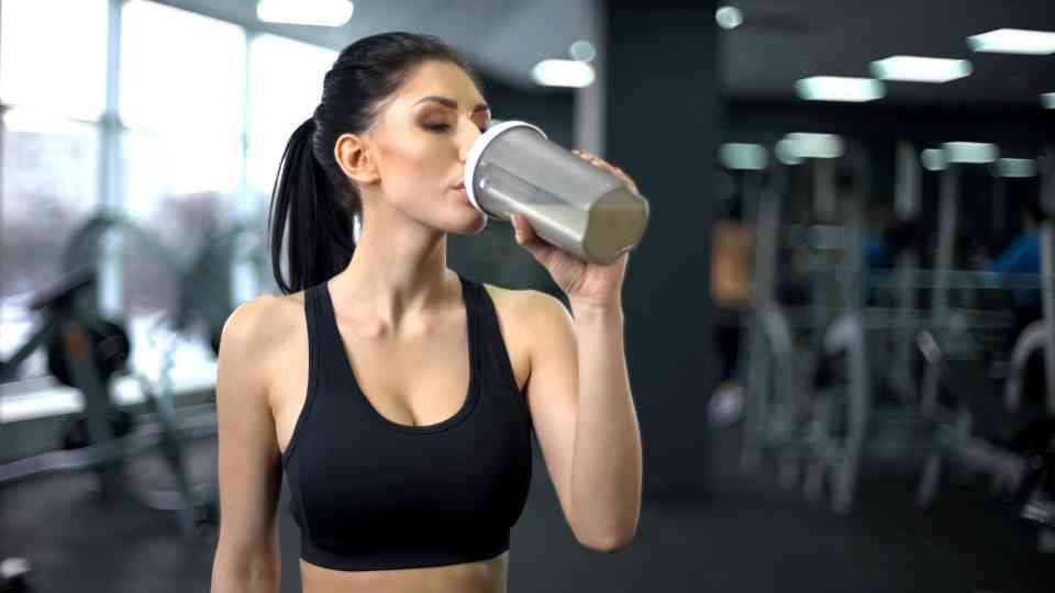 Weight loss in the gym with a protein shake